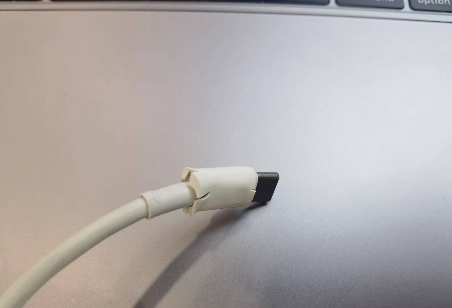 破损的苹果电脑数据线头